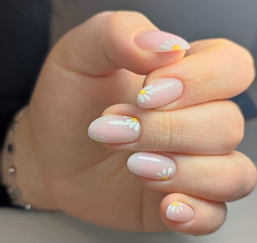 Elegant Nails Salon de Manichiură și Pedichiură în Iași