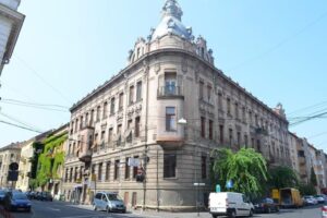 La Salon nails brows