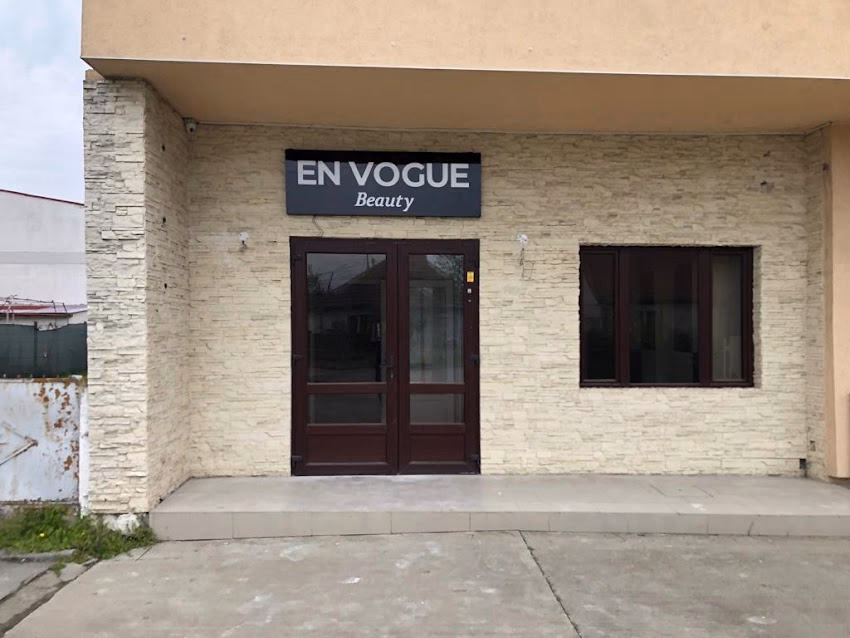 Raluca Iucu tehniciantrainer manichiura