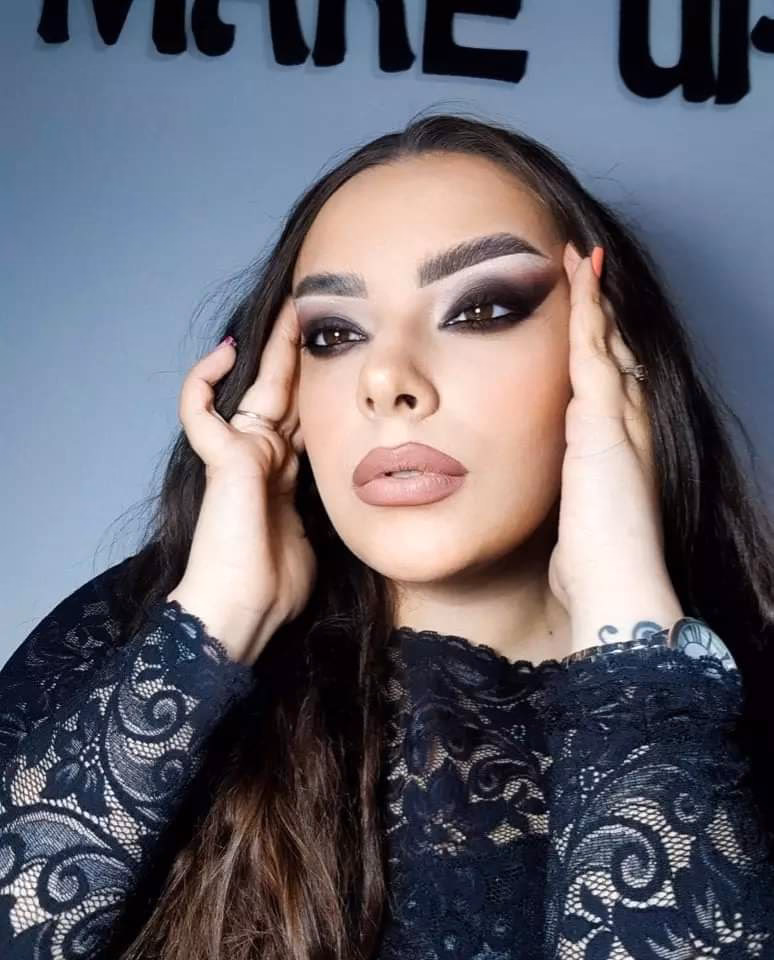 Roxana Gogan Makeup Nails